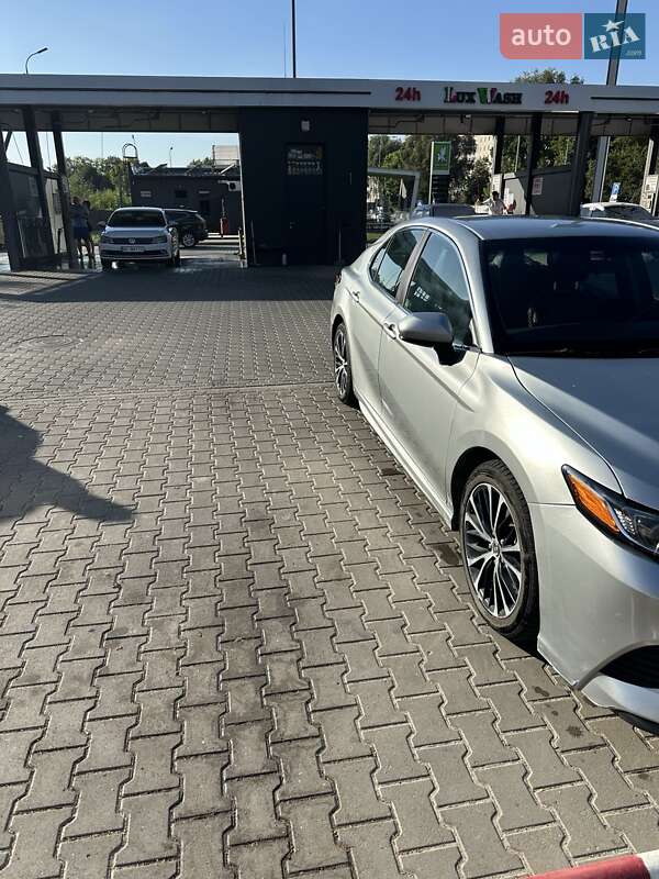 Седан Toyota Camry 2018 в Львові