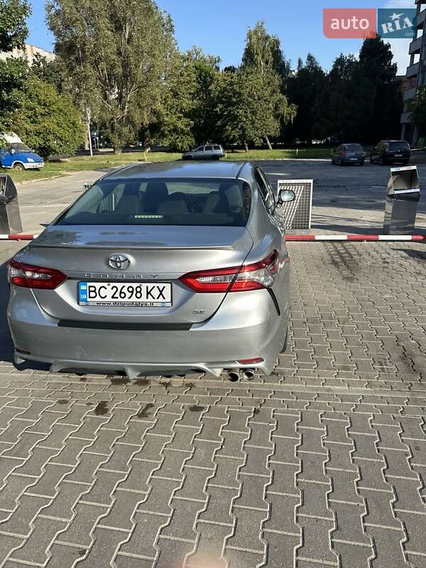Седан Toyota Camry 2018 в Львові