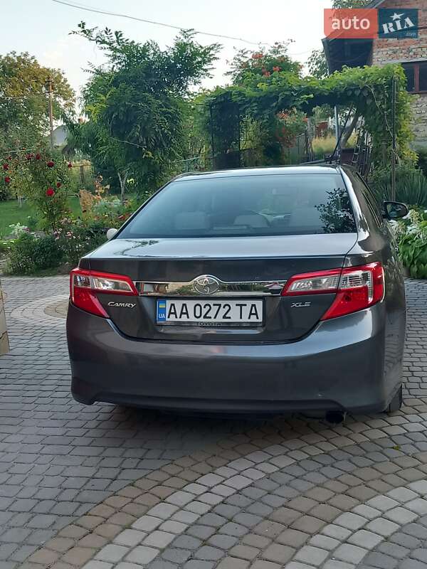 Седан Toyota Camry 2013 в Золочеве