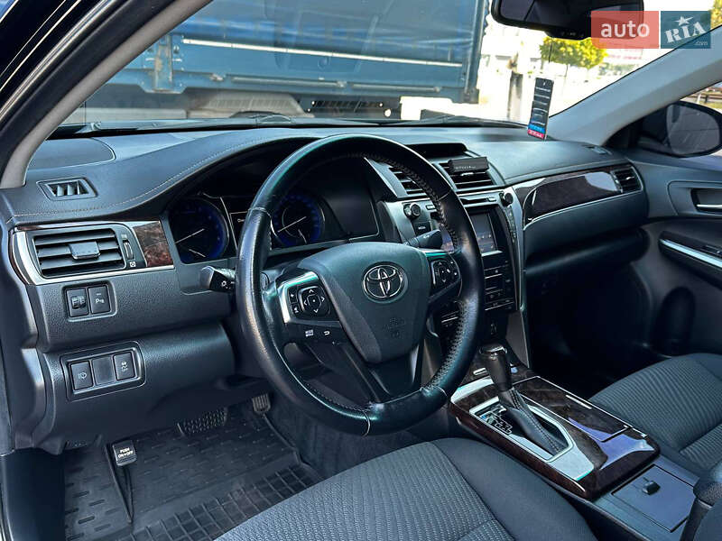 Седан Toyota Camry 2016 в Кривом Роге