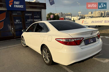 Седан Toyota Camry 2016 в Киеве