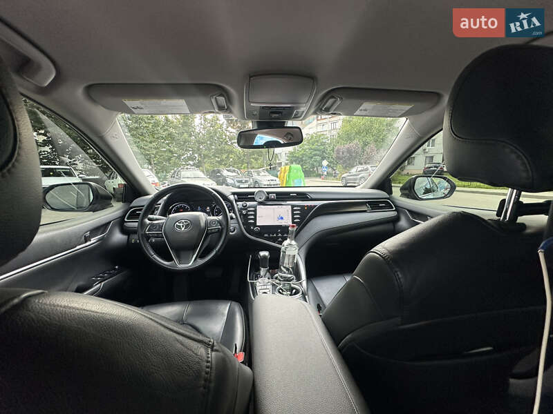 Седан Toyota Camry 2019 в Киеве