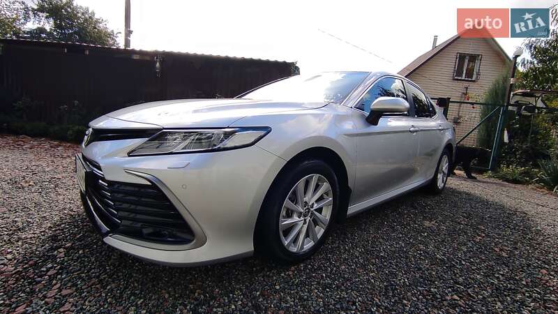 Седан Toyota Camry 2023 в Киеве