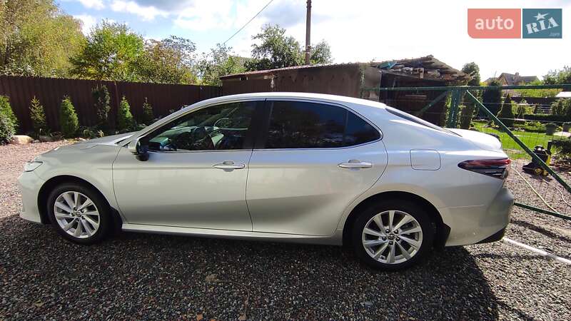 Седан Toyota Camry 2023 в Киеве