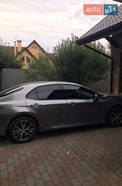 Седан Toyota Camry 2023 в 