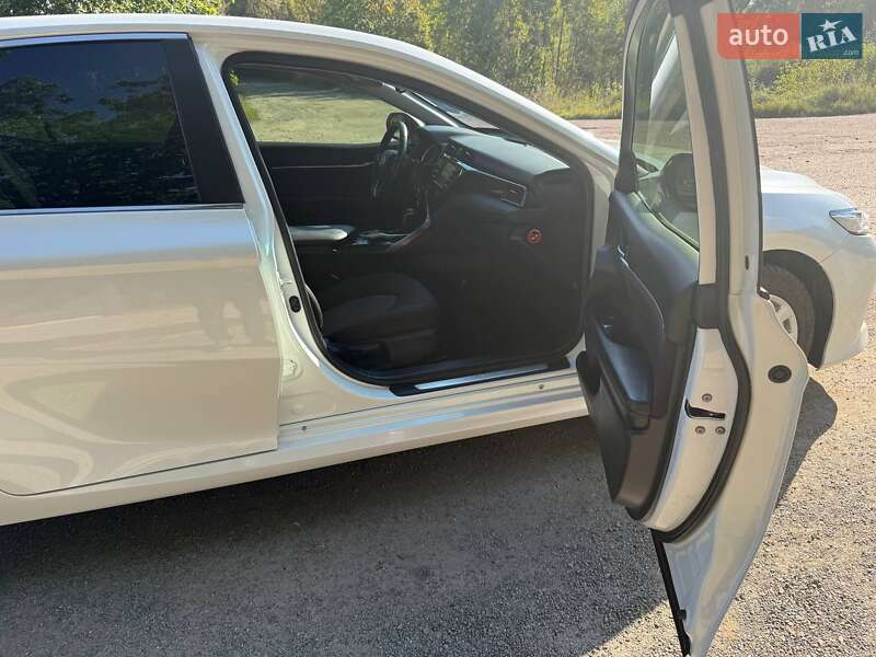 Седан Toyota Camry 2019 в Бердичеве