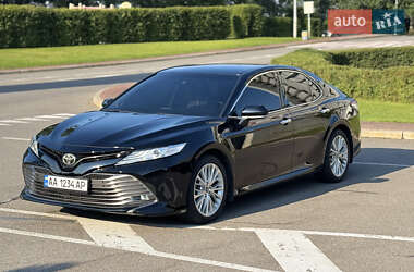 Седан Toyota Camry 2018 в Киеве
