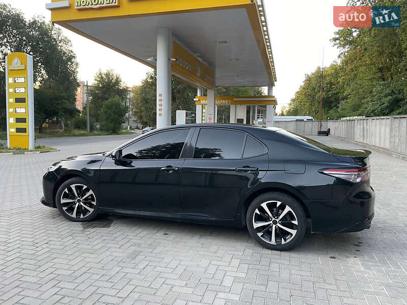Седан Toyota Camry 2018 в Запоріжжі