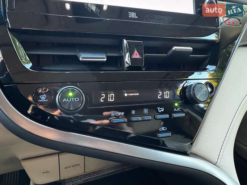 Седан Toyota Camry 2022 в Киеве