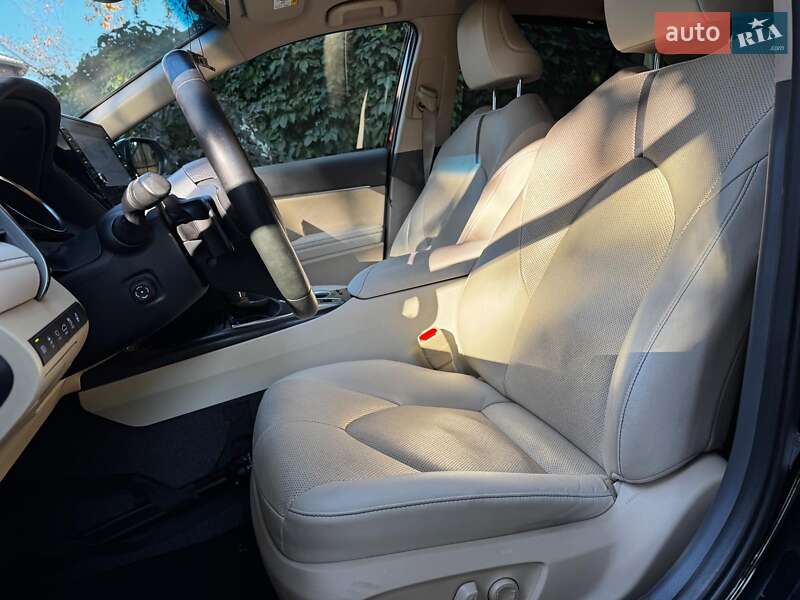 Седан Toyota Camry 2022 в Киеве