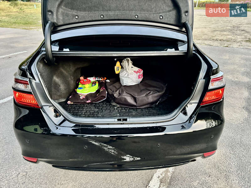 Седан Toyota Camry 2016 в Лебедині