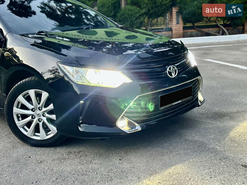 Седан Toyota Camry 2016 в Лебедині