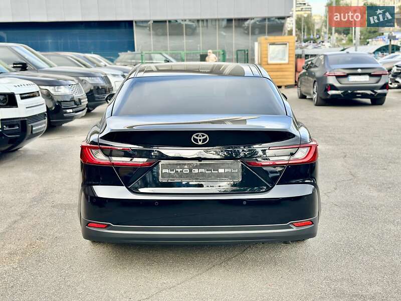 Седан Toyota Camry 2025 в Киеве