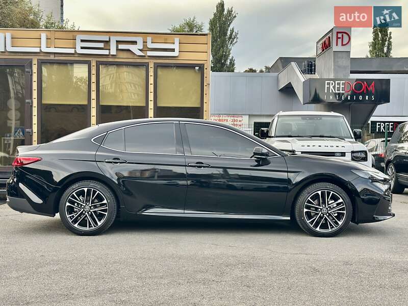 Седан Toyota Camry 2025 в Киеве