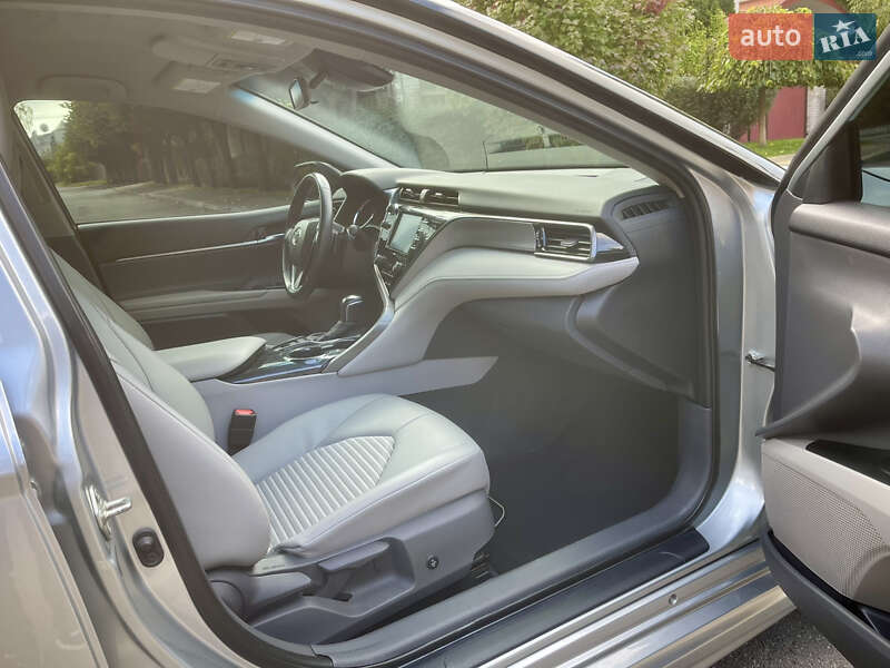 Седан Toyota Camry 2020 в Киеве