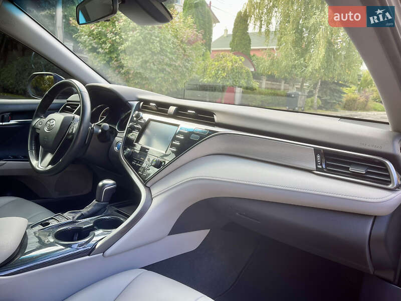 Седан Toyota Camry 2020 в Киеве