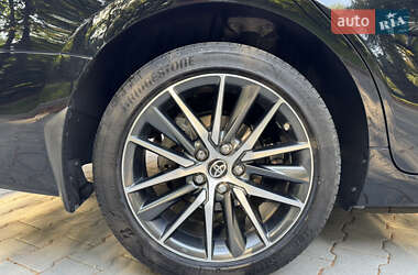 Седан Toyota Camry 2023 в 