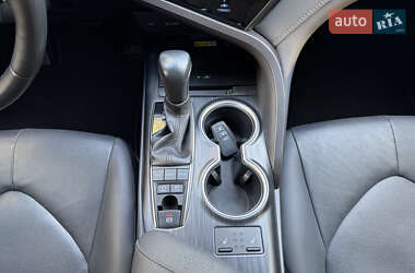 Седан Toyota Camry 2023 в 