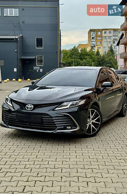 Седан Toyota Camry 2022 в Ужгороде