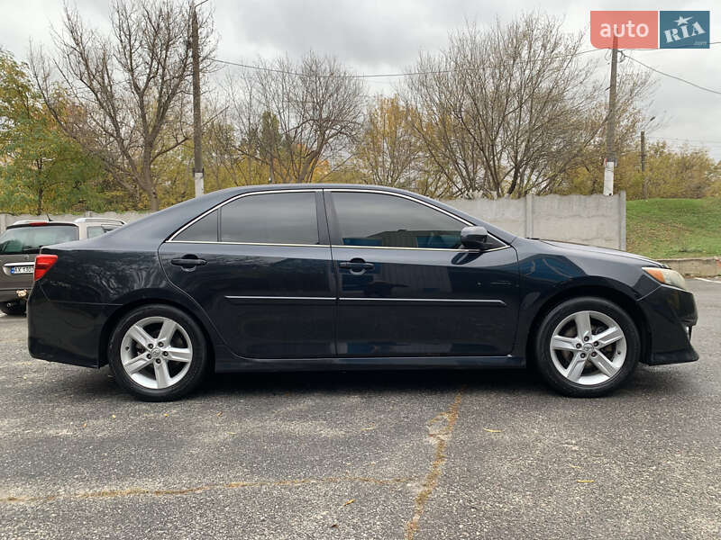 Седан Toyota Camry 2014 в Харькове