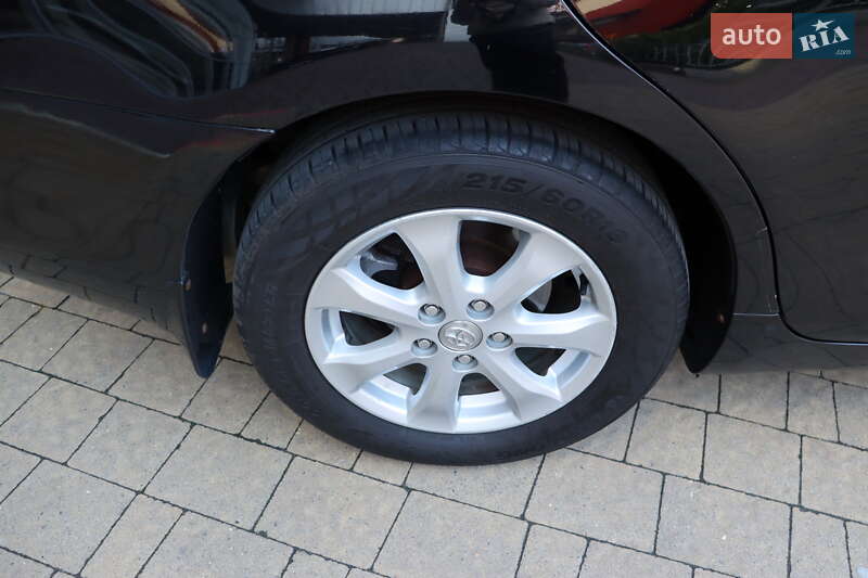 Седан Toyota Camry 2011 в Львові