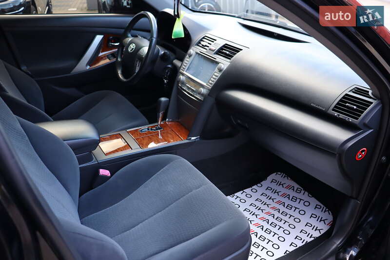 Седан Toyota Camry 2011 в Львові