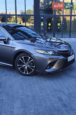 Седан Toyota Camry 2018 в Полтаве