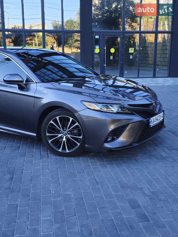 Седан Toyota Camry 2018 в Полтаве