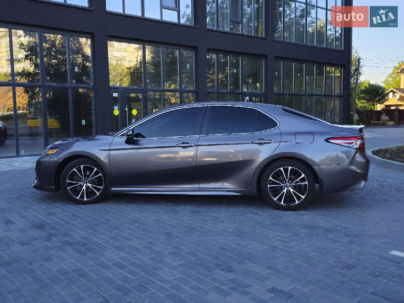 Седан Toyota Camry 2018 в Полтаве