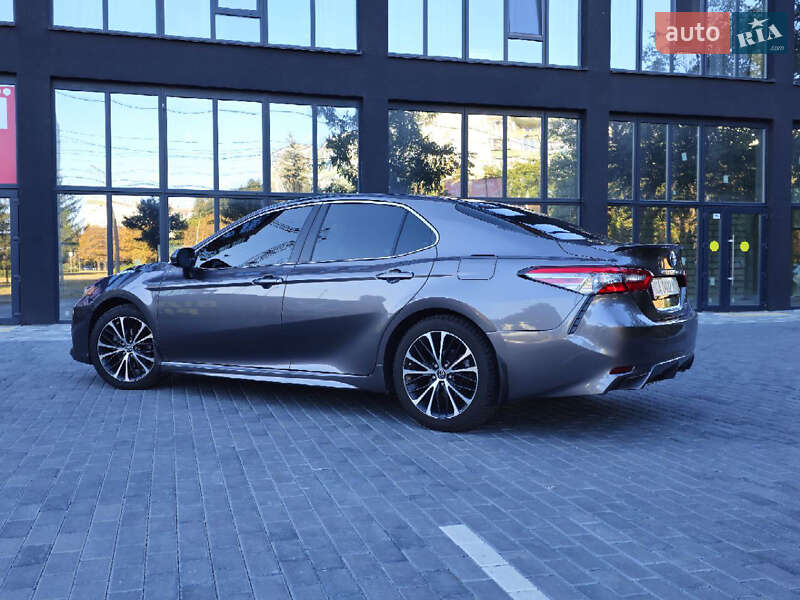 Седан Toyota Camry 2018 в Полтаве