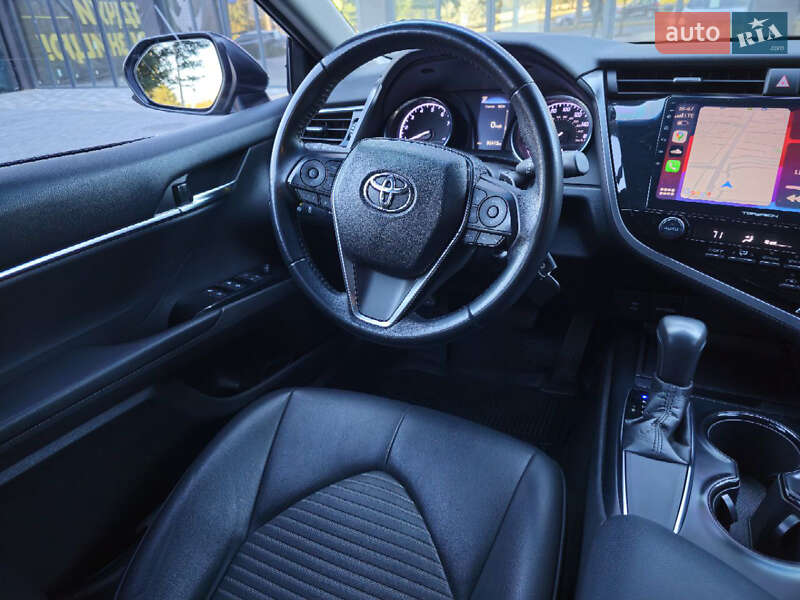 Седан Toyota Camry 2018 в Полтаве