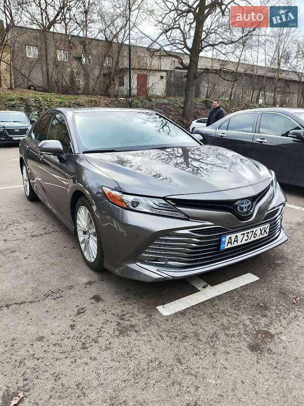 Седан Toyota Camry 2017 в Киеве