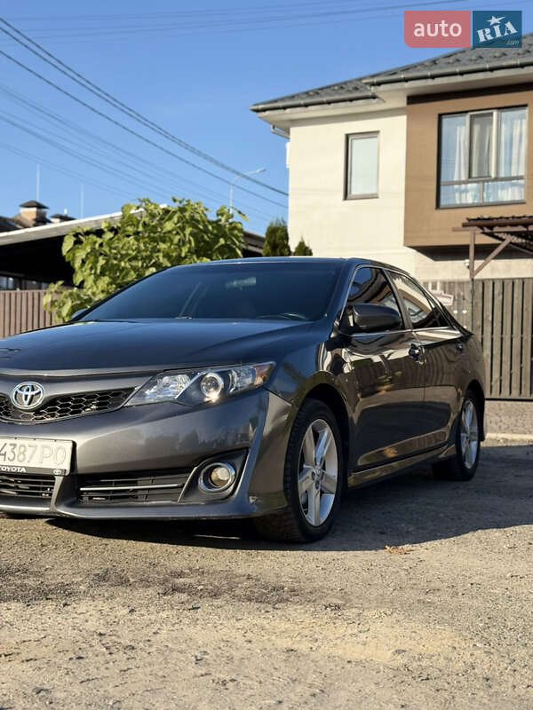 Седан Toyota Camry 2014 в Киеве