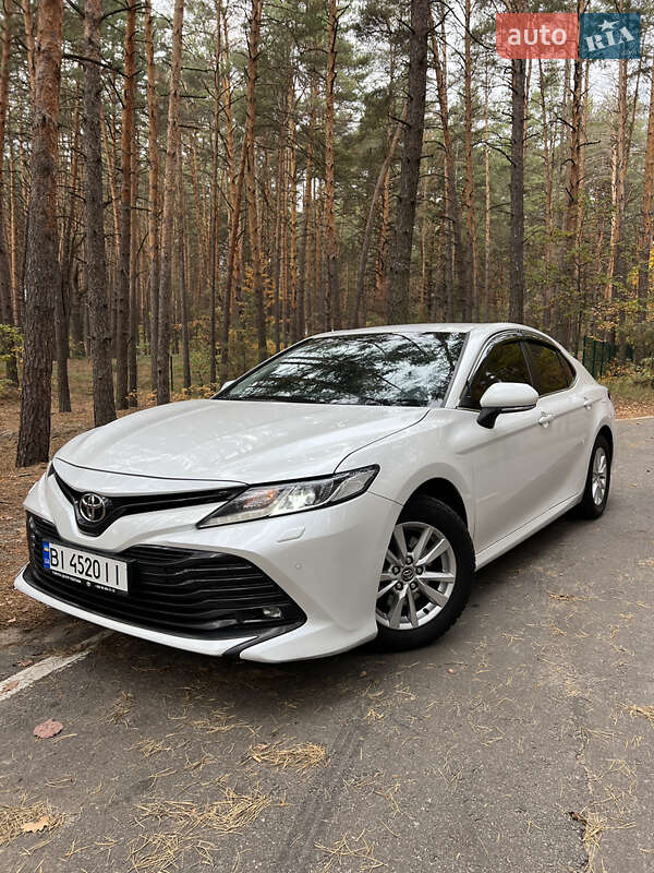 Седан Toyota Camry 2018 в Валках
