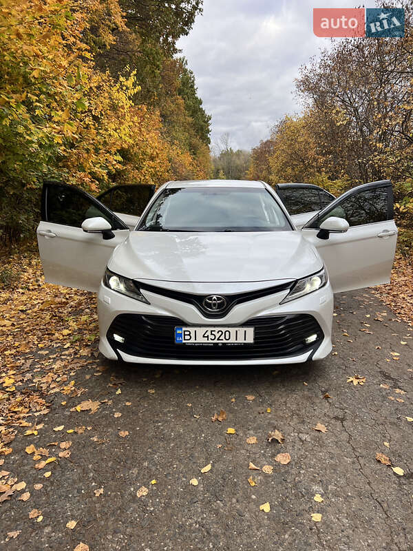 Седан Toyota Camry 2018 в Валках