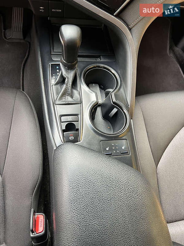 Седан Toyota Camry 2018 в Валках