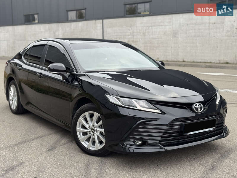 Седан Toyota Camry 2023 в Киеве