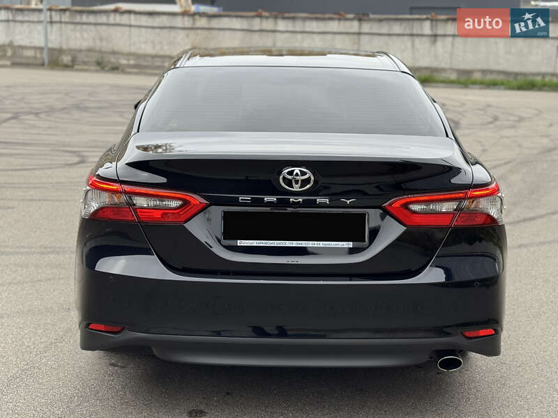 Седан Toyota Camry 2023 в Киеве