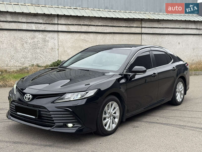 Седан Toyota Camry 2023 в Киеве