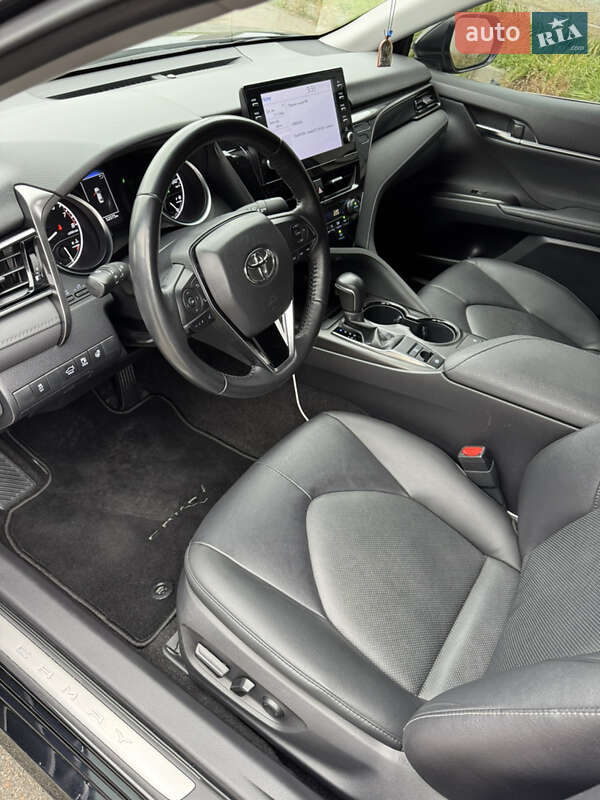 Седан Toyota Camry 2023 в Киеве