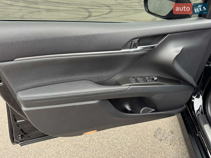 Седан Toyota Camry 2023 в Киеве