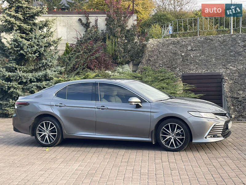 Седан Toyota Camry 2023 в Рівному