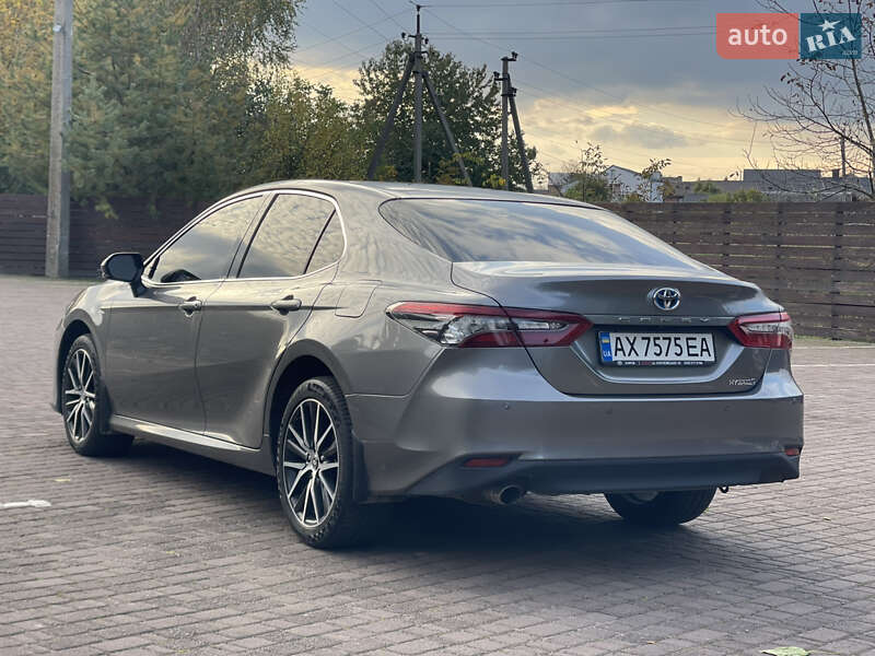 Седан Toyota Camry 2023 в Рівному