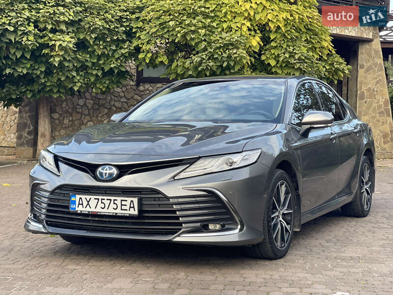 Седан Toyota Camry 2023 в Рівному