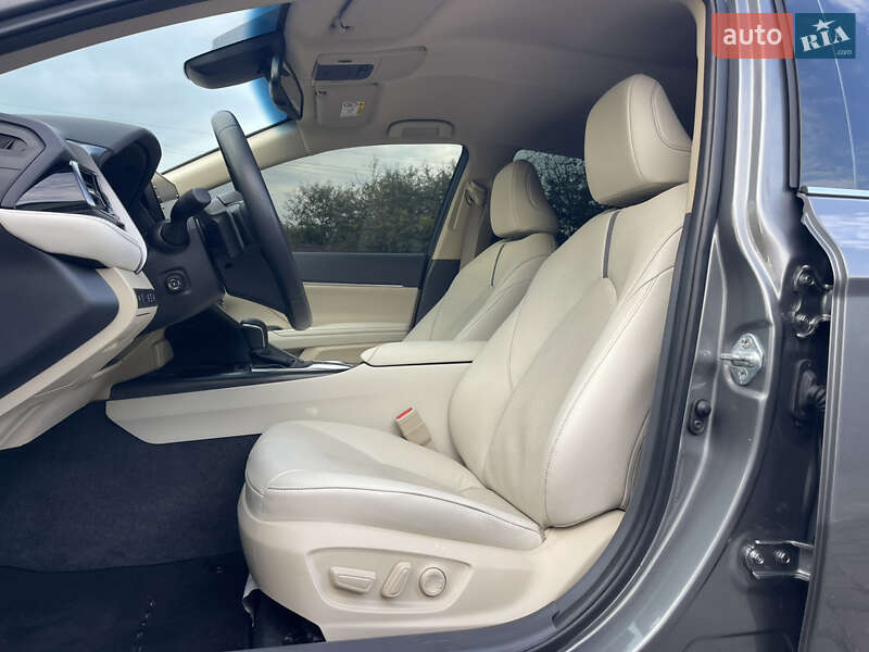 Седан Toyota Camry 2023 в Рівному
