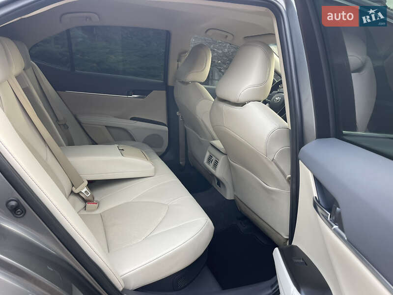 Седан Toyota Camry 2023 в Рівному