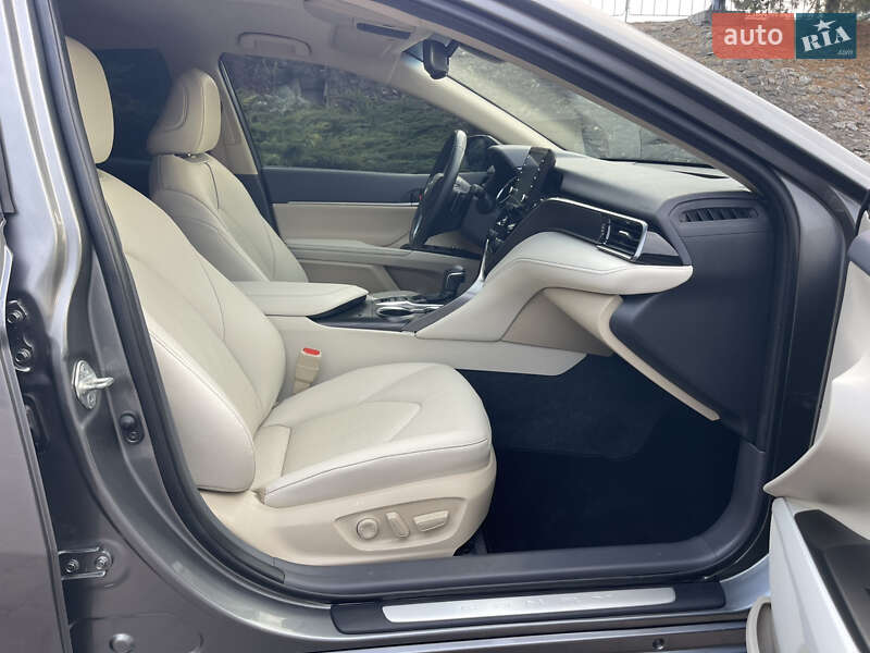 Седан Toyota Camry 2023 в Рівному