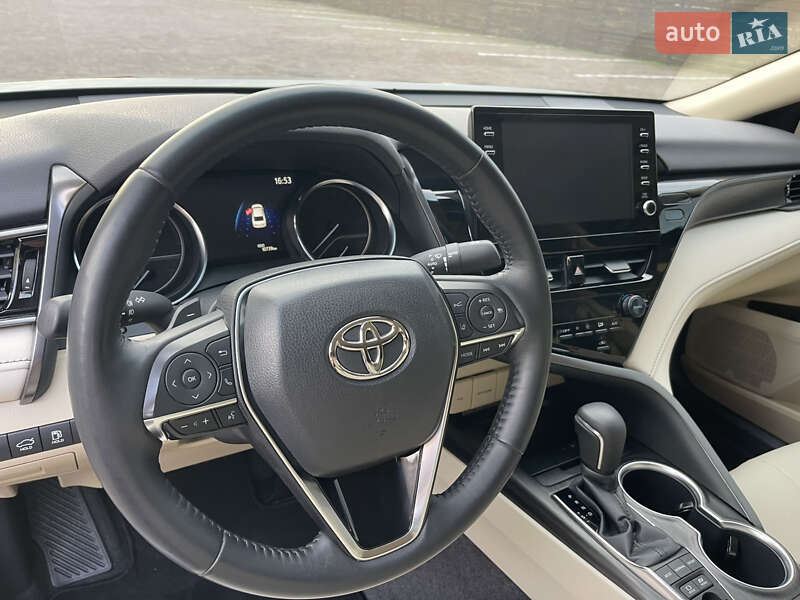 Седан Toyota Camry 2023 в Рівному