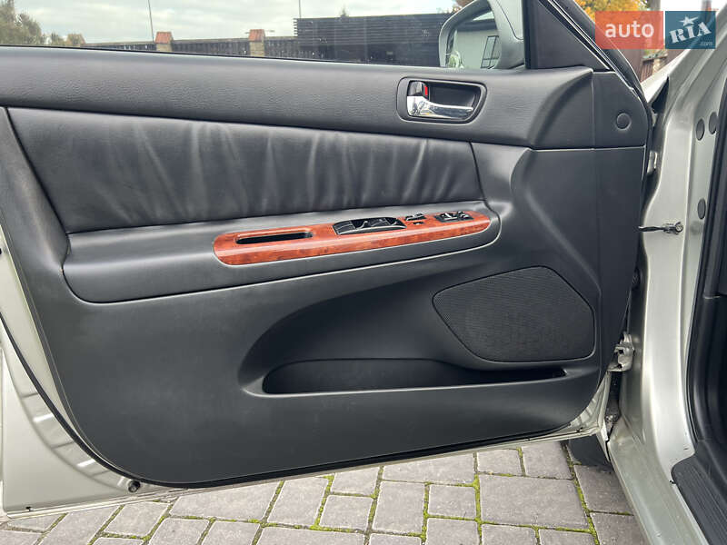 Седан Toyota Camry 2003 в Ровно