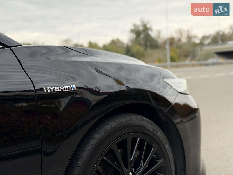Седан Toyota Camry 2019 в Киеве